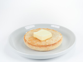 バターを乗せたイングリッシュマフィン
