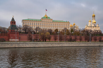 Obraz premium View of the building of the Grand Kremlin Palace, the Annunciation Tower and the ensemble of the Kremlin Cathedral Square from the embankment of the Moskva River, Moscow, Russia