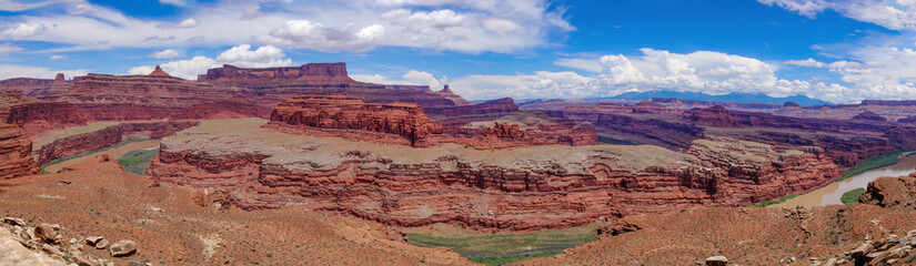Fototapeta premium A panoramic view of the Colorado River cutting through Canyonlands National Park, Utah.