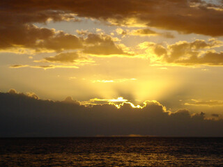 Coucher de soleil sur l'océan, île de La Réunion