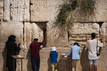 Gläubige Juden am jüdischen Neujahrstag Rosch Hashana an der Klagemauer in Jerusalem, Israel