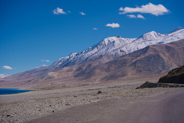 Fototapeta na wymiar mountains and blue sky, beautiful scenery on the way to Pangong lake, Ladakh, India