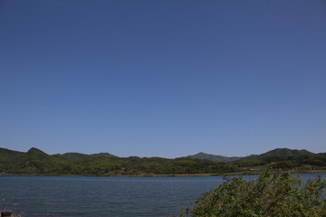 Fototapeta na wymiar Clear blue sky and the lake with mountain