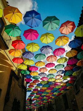 paraguas colores verano barcelona pueblo