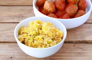 Bulgur with vegetables and meatballs