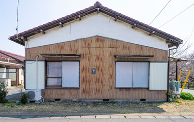 郊外の平屋の空き家、ボロい一軒家、独居老人の住む家、高齢者が住む限界集落、老人の一人暮らし、