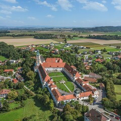Ausblick auf die Klosteranlagen von Reichersberg in Oberösterreich