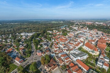 Mühldorf am Inn im Luftbild, Ausblick auf die Innenstadt mit regional typischen Gebäuden im Inn-Salzach-Stil