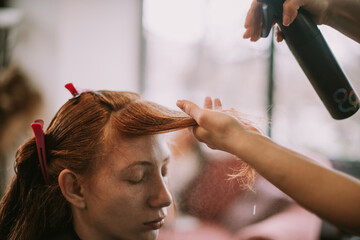 Naklejka premium Close up of putting hairspray