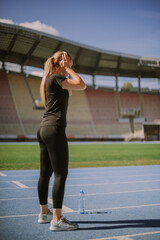 Fototapeta premium Lovely blonde girl getting ready for running
