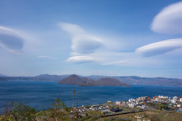 複数のレンズ雲　春の洞爺湖　北海道