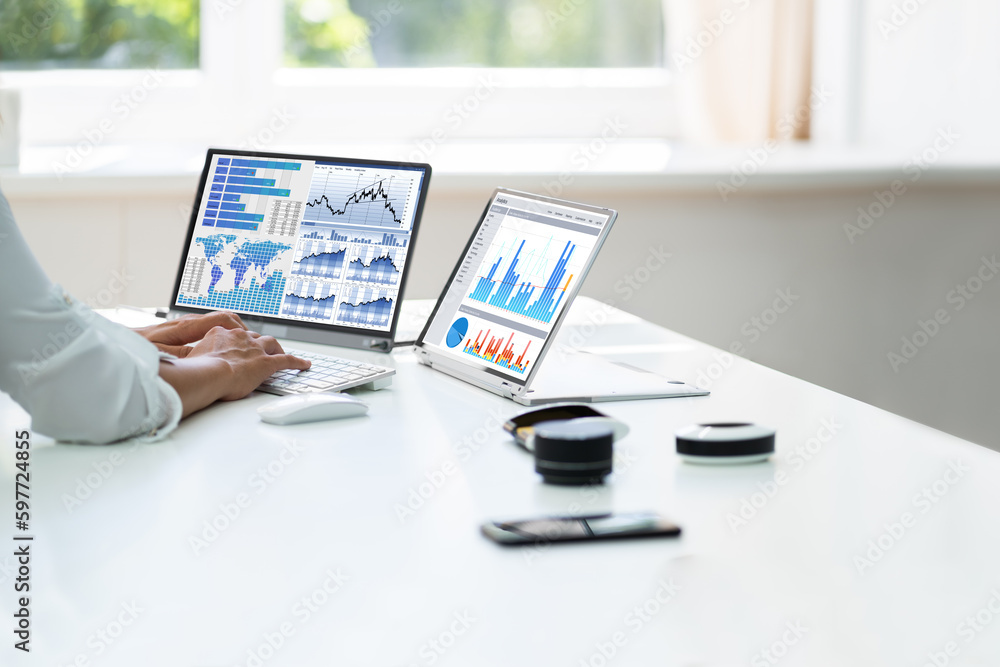 Aufkleber analyst employee working with spreadsheet report