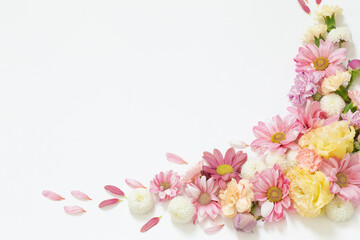 Fototapeta premium frame of flowers on white background