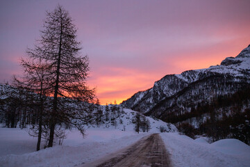 fredda alba invernale nella neve sulle montagne