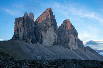 le tre cime di lavaredo si colorano di rosso durante l'alba 