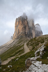 le tre cime di lavaredo emergono dalla nebbia