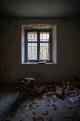 la tristezza di ciò che si vede dentro una vecchia baita abbandonata