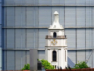 Der Turm der evangelischen Kirche im Stadtteil Gaisburg in Stuttgart vor dem Hintergrund des...
