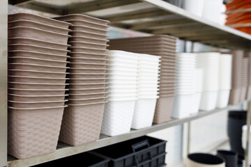 Obraz premium Shelving with plastic flower pots in a garden center