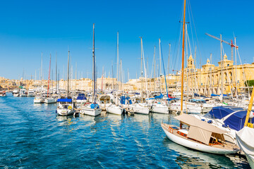 Obraz premium Sunny Serenity: Exploring Vittoriosa's Beautiful Marina