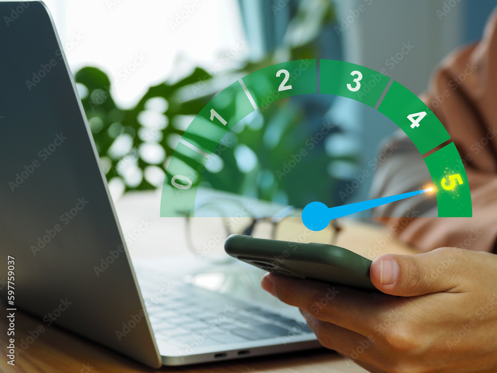 Aufkleber users who are using smartphones to choose a rating. arrow that selects scoring at 5 highest points