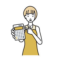 立って電卓を指差してこちらに向けて見せているドレスの女性