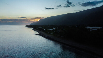 Vue prise en Polynésie française à Tahiti. Couché de soleil sur l'ile avec la montagne et l'océan.