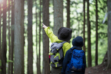 新緑や美しい緑のかなで親子で登山するイメージ　レジャーやアウトドア　コピースペースあり