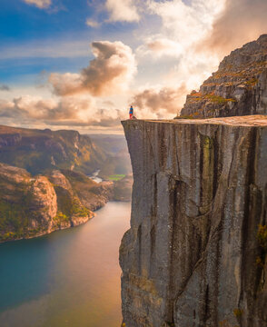 Frau und Hund stehen am Preikestolen in Norwegen