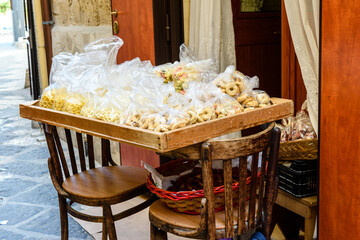 Orecchiette e taralli, pasta, a Bari vecchia, Puglia, Italia