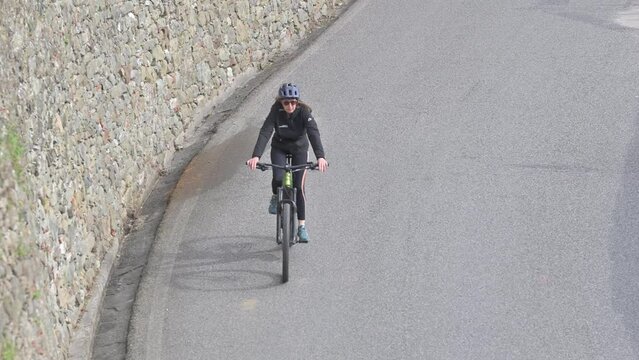 Bella donna giro in bici con MTB 