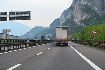 camion autostrada smog  - obrazy, fototapety, plakaty