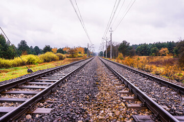Linia kolejowa w wiosennej scenerii