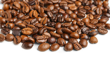 Fototapeta premium Heap of coffee beans isolated on white background