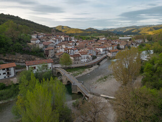 Obraz premium Burgi. Esca river and its medieval bridge. Roncal Valley, Navarra