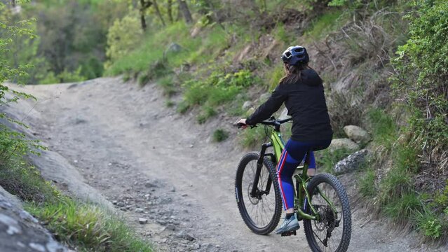 Bella donna giro in bici con MTB 