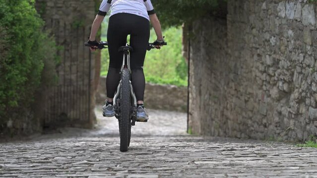 Bella Ragazza giro nelle colline con la Bici 