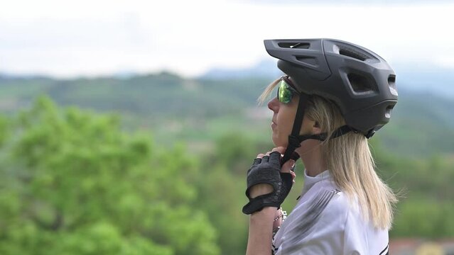 Bella Ragazza giro nelle colline con la Bici 