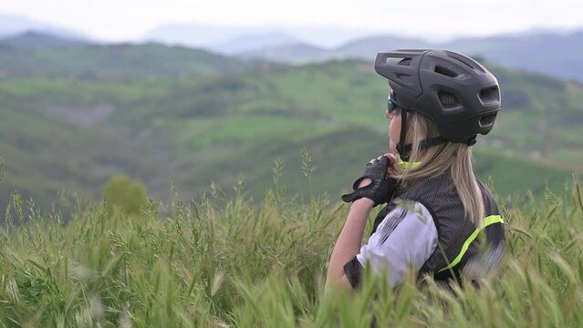 Bella Ragazza giro nelle colline con la Bici 