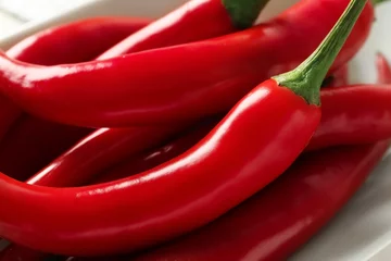 Fond de hotte en verre imprimé Piments forts Fresh chili peppers on plate, closeup