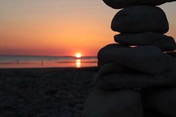 Plage de sable, coucher de soleil et galet sur l’île de Ré, France 