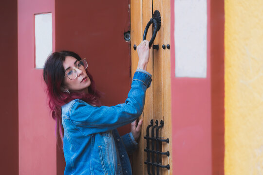 Colombian woman  knock on a wooden door
