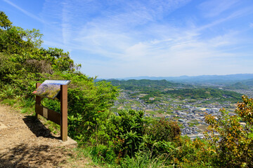 Fototapeta premium 香川県飯野山の登山道、中腹