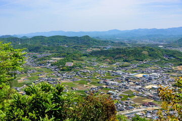 香川県飯野山の登山道から見る丸亀市、平野