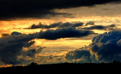 coucher de soleil dans les nuages