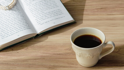 ほっとくつろぐコーヒー、　コーヒーのリラックスイメージ、（レトロな洋書と珈琲）