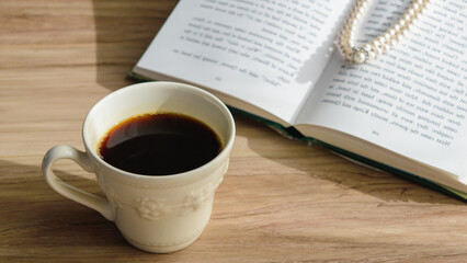 ほっとくつろぐコーヒー、　コーヒーのリラックスイメージ、（レトロな洋書と珈琲）