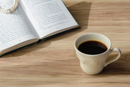 Relaxing coffee, relaxing image of coffee, (retro foreign books and coffee)