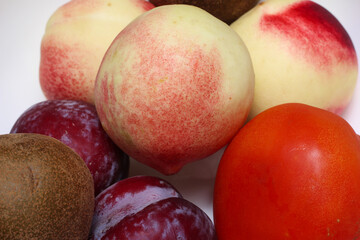 conjunto de frutas com ameixa, nectarina, kiwi e tomate. conjunto de alimentos naturais. várias frutas deliciosas.