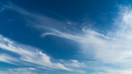 Naklejka na ściany i meble 青空と流れるような美しい雲